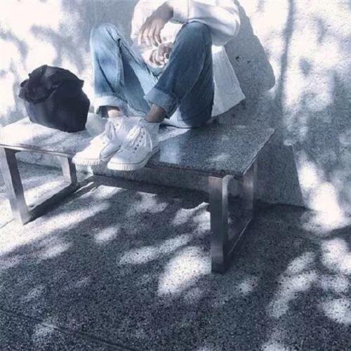 11.不要轻易对别人许下诺言，因为只有听者会记住很多单词。无论您期望什么，离您越远，无论您坚持谁，都会给他们带来最大的伤害。