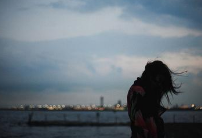 11.你可以一个人，但不能孤单；你可以孤独，但不能空虚；您可能会沮丧，但不会退化；您可能会感到失望，但不允许您放弃。没有雨伞的孩子必须努力跑。