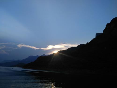 11.原谅我，你知道，我每天过着暴风雨。我求求你给我带你回家的路。我哭了，眼泪拥有无限的爱，永恒的友谊，牢固的家庭关系和真诚的爱。事实证明，如果您要刻意忘记，那就不禁会想；如果要放弃，就不能放任自流。知道他们不会继续的一些感受；有些人知道他们不值得珍惜；即使他们说没关系，面对曾经深深爱着的人，我也无法像水一样尽我最大的努力。