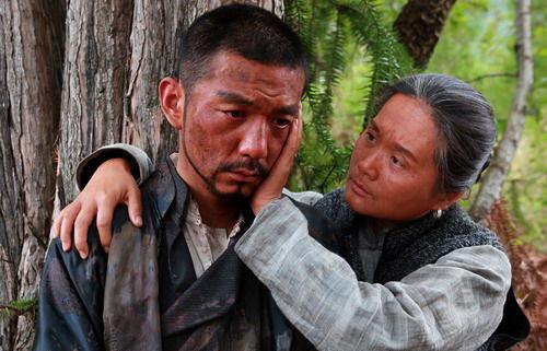 11.母爱是最大的情感之一。就像春天的爱一样，它散落在我们的心中。尽管它是沉默的，但却滋养着生命的种子。就像夏日的阳光一样，阳光直射在我们热情的怀抱中。
