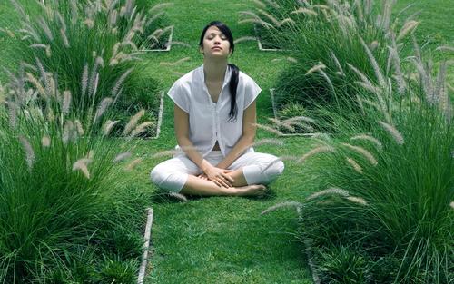 10.我只想找到一个沮丧时可以流泪的肩膀，高兴时可以咬一口的肩膀。