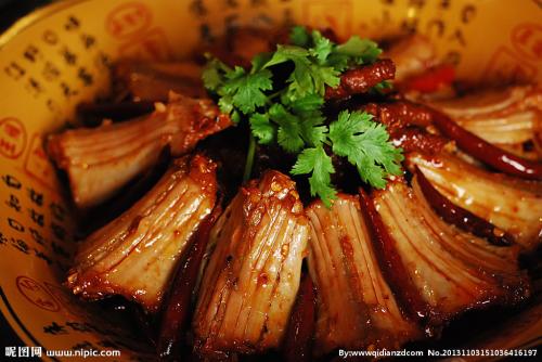 12.颜色就像猫头竹笋的翡翠版本，味道与驼峰牛尾相称。