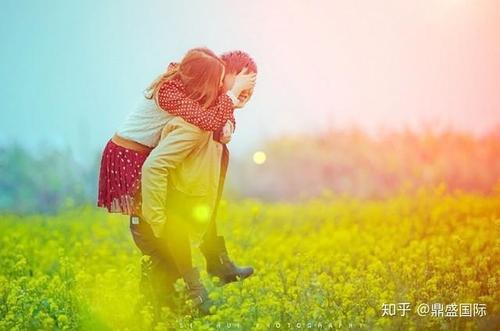 11.生活中最令人遗憾的事情是轻易放弃不应放弃的东西，并顽固地坚持不应坚持的东西。