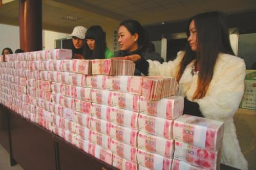 12.花钱就像打雷，偷铃，赚钱就像通向天空的路。