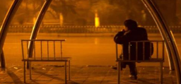 9.过去是一个梦想，怀抱在记忆中，而你是我唯一生动的回忆。绿叶上的水滴是渴望的眼泪。