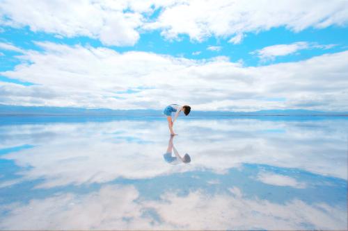 10.黎明渐渐破裂，苍白的天空镶嵌了几颗残留的星星，大地朦胧如银灰色的面纱。
