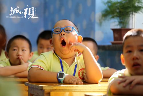 12.她充满喜悦，脸上带着动容的微笑，像鸽子一样点着头。用来描述儿童幸福感的句子。
