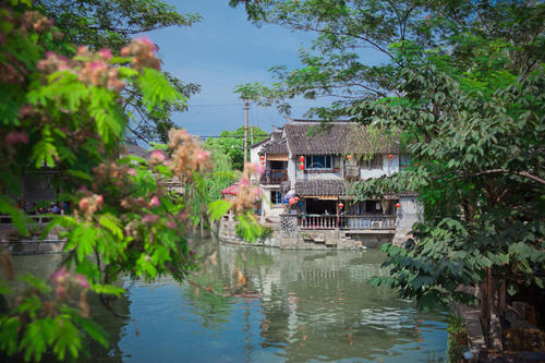 11.当生命之船开始轮渡时，家庭之爱是is动清澈的水推动船前进，而a火台则在空中指引着船。