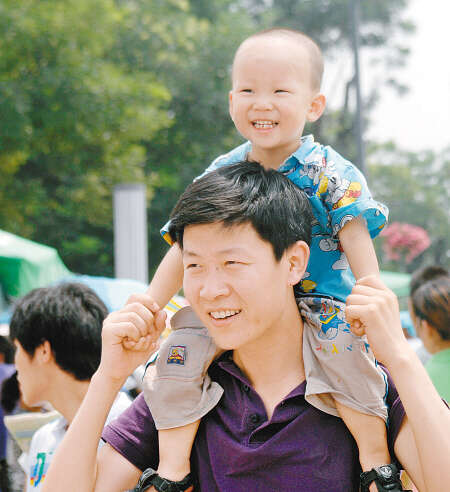 11.家庭的爱是风，吹散悲伤，留下幸福；