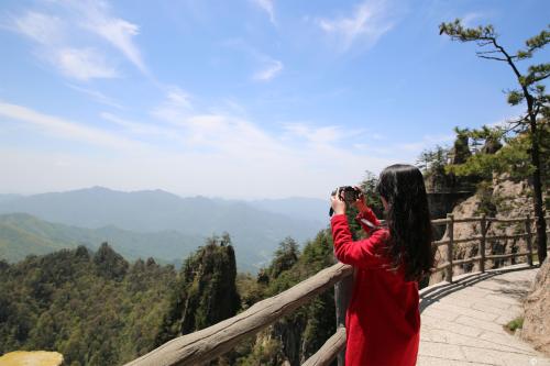 12.眼睛可以看到各个地方的美丽风景，幸福在眼中，嘴里充满美味的食物，幸福在心中。世界旅游日，迈出自己的脚步，踏上欢乐的旅程，为幸福而努力！