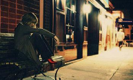 9.夜幕降临时，我感到孤独和悲伤。我很孤独，我的心很脆弱。我总是结成对结识其他人，我感到自己很孤独，但我的诚意已不复存在。