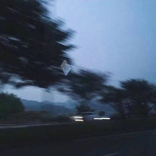 11.一个人总是走在陌生的道路上，看着陌生的风景，听陌生的歌声，然后在某个不经意的时刻，您会发现自己忘记了这么努力的事情确实被遗忘了。