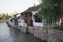 12.健康是礼物，知足是财富，信念是品格，关怀是最真诚的问候，关怀是最无私的向往，祝福是最美丽的词。祝您春节快乐！和平与幸福！