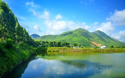 12.家庭亲情，晶莹的露珠，美丽纯净，引人入胜的爱与怜悯；