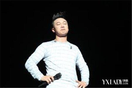 10.如果您的嘴唇干燥，请告诉我，我会亲吻您，但不要总是让润唇膏利用您。
