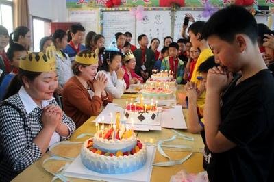 12.感谢您将我带入这个世界，让我感到幸福和甜蜜，让我了解生活的真相。爸爸妈妈，你这么辛苦了这么多年。