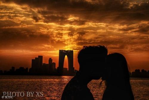 11.一万英尺的红色尘土，温柔的情怀，在回望之间，世界的尽头是一小段距离，淡化了过去和现在生活的怀旧，充满了相思之情，轻轻地抚摸着我的心。