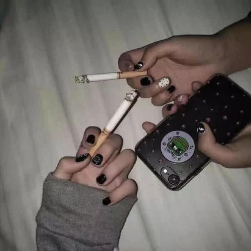 9.伤口就像我一样，是一个顽固的孩子，不肯治愈，因为心脏是一个温暖潮湿的地方，适合任何事物。有一天，我会安静无声地离开你。我很想念，我总是很伤心