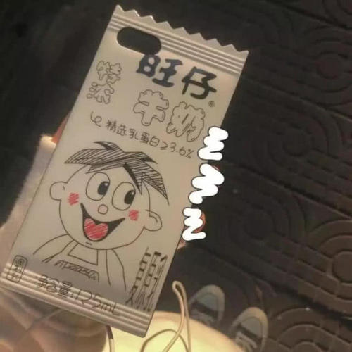 11.风在吹来，令人悲伤，思考也离我们很远。蓝色的丝绸缠绕在一起，结实而没有呼吸。