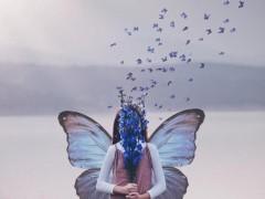 10.人们走开了，市场关闭了，这个季节越来越难过。