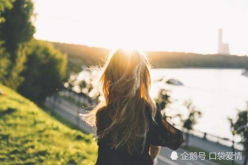 11.当我不小心碰到你的眼睛时，我只想掩盖紧张，所以我笑得很开心。