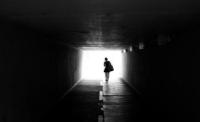 9.悲伤的是，您一次又一次地翻阅手机中的电话簿，但是您不知道该向谁发送短信或呼叫，然后按并拉到“清除”。悲伤是指当您站在人们如水的街道上，双手是空的，头是空的，灵魂是空的，无处可依靠。我希望他能够快乐不止在这个世界上任何人，但它仍然是非常可悲的是要记住，这快乐不是我的份额。谢谢您给我的时间和喜悦。