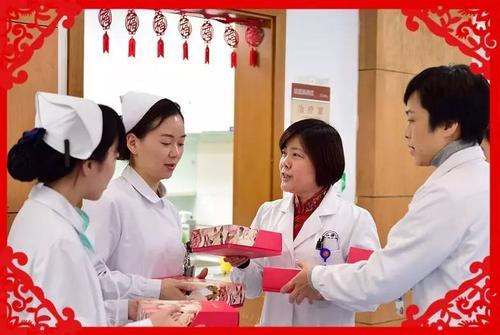 领导者向员工发送新年贺词