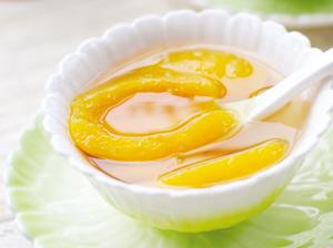 12.我通常不喜欢吃甜食，但听说吃甜食的心情会好起来。因此，我买了一盒哈根达斯（Haagen-Dazs），即使它很甜，我还是一口气吃掉了。