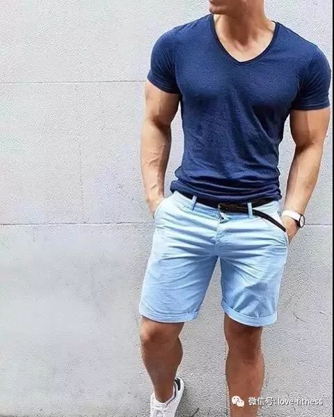 描述男人肌肉的句子