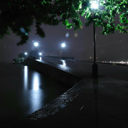 关于雨夜的感伤句子