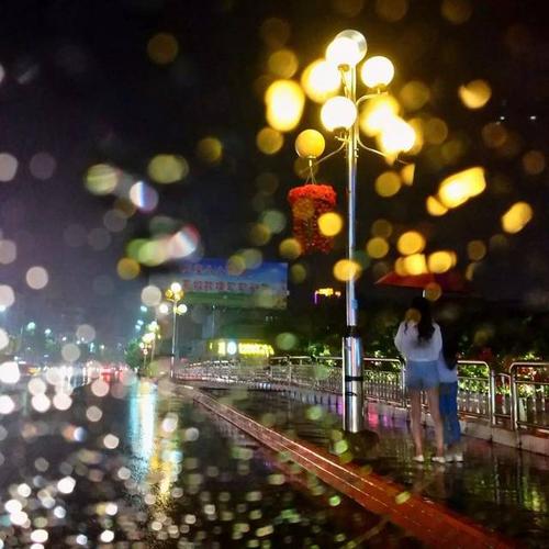 句子描述下雨夜的心情
