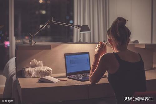 诗在半夜醒来而无法入睡