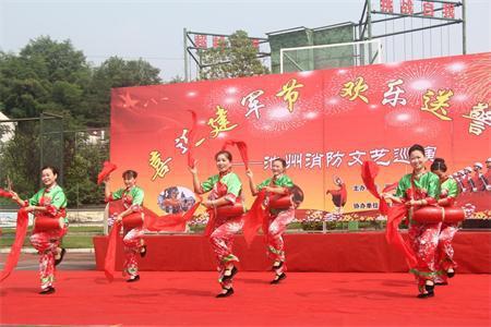 矮人踩着高跷