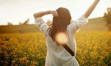 路过人间，跟着心走，人一简单就快乐，一世故就变老