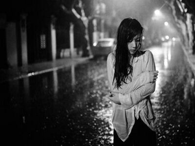 街上的夫妻就像我们一样，放开拥抱，互相走
