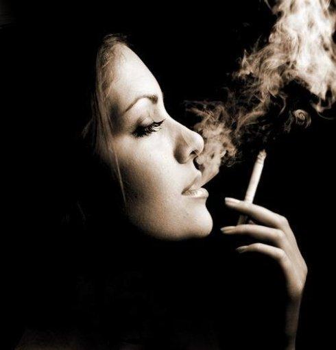 吸烟女人说话