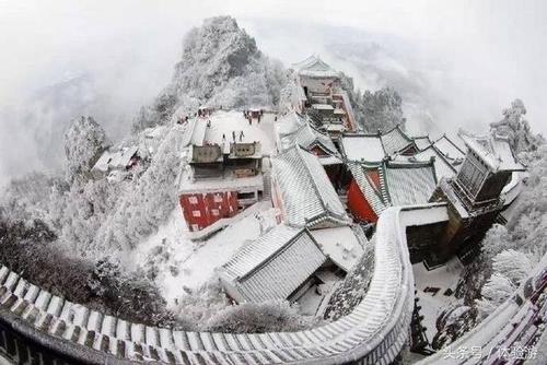 句子描述山和雪