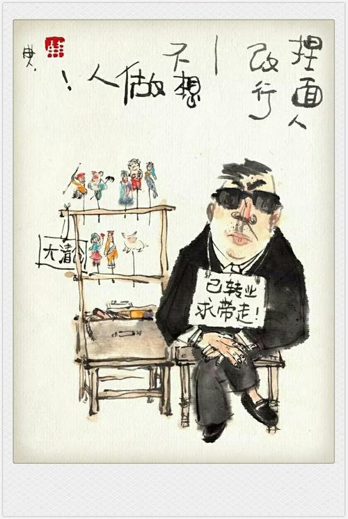 猫的爪子伸进鱼缸里