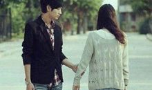 想要转身离开，又顾念当初的旧情，下不了决心