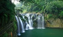 描写庐山瀑布的段落