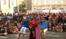 大力士耍扁担歇后语