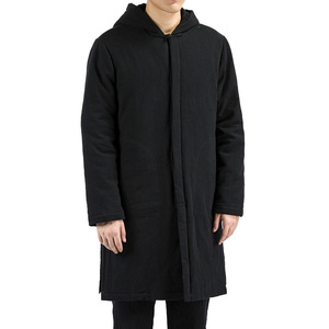 将长礼服换成夹棉外套
