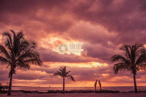 一段描述日落的美丽段落
