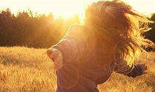 励志的句子说说心情短语：微笑向阳，无畏悲伤