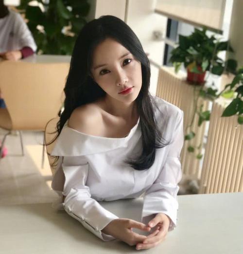 嘲讽女孩