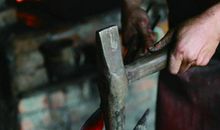 人生就像一块烧红的铁条,需要千锤百炼才能走好