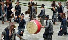 狗坐轿子歇后语