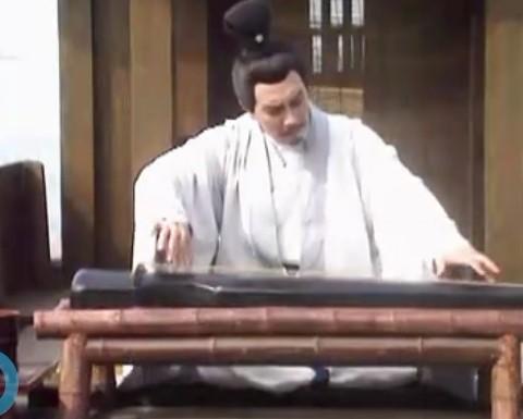 在深夜弹钢琴