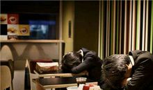 现实自有它疲惫的一面,但好在我们依旧可以用双手去与它对抗