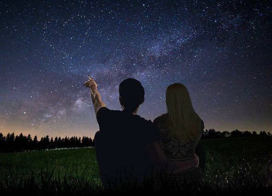 寂寞的夜晚有明亮的月亮和星星，我们并不孤单，熬夜的人来吧